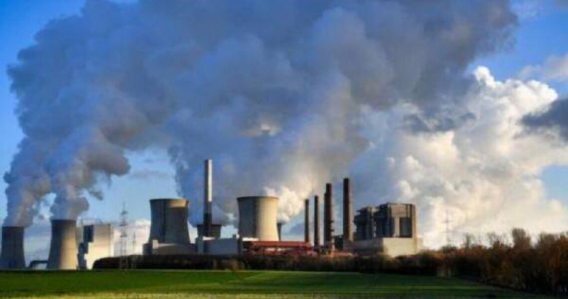 Thick smoke coming out of the chimney from the industry