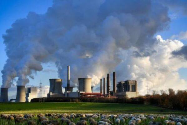 Thick smoke coming out of the chimney from the industry